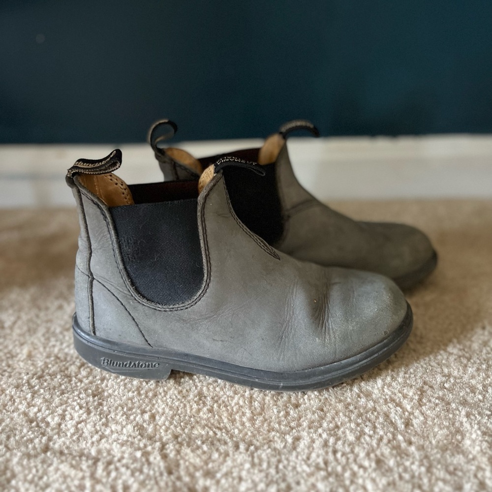 Kids Blundstones Size 2 AUS, 5 US
